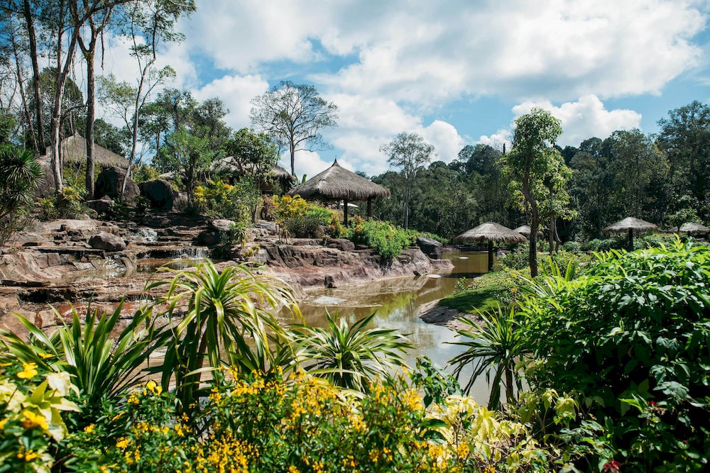 Dry weather allows for easy exploration of Phu Quoc’s natural attractions and family-friendly activities